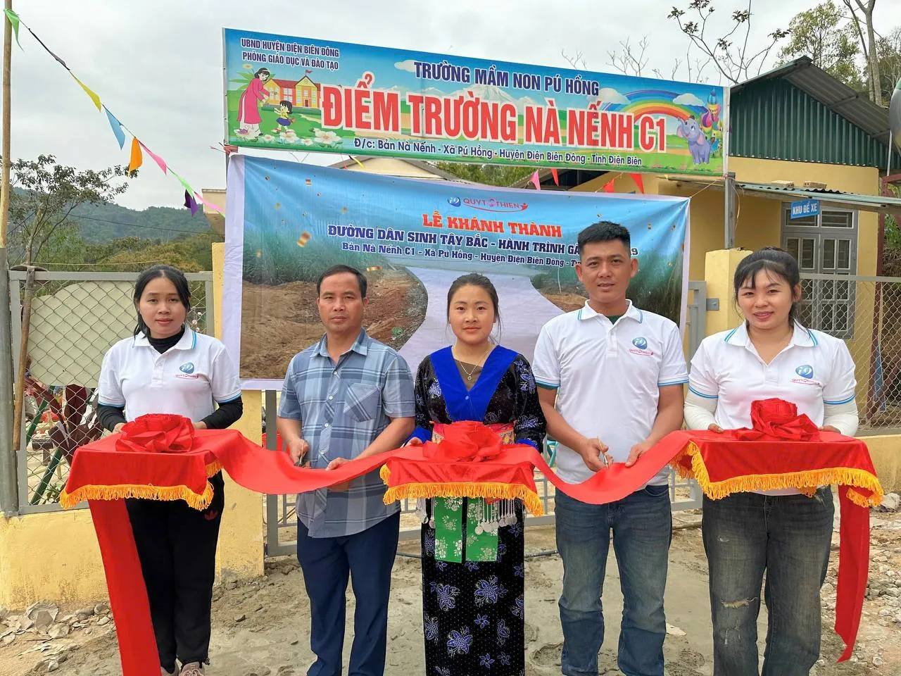 Hình ảnh một nhóm người chơi lt88 thảo luận, biểu tượng cho mẹo từ cộng đồng.